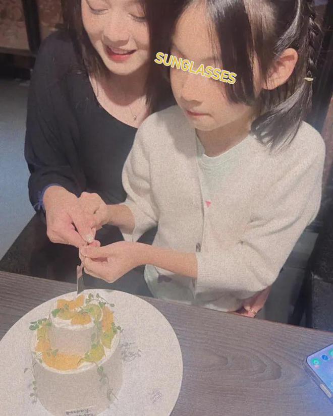 公开喻虹渊搂着女儿切蛋糕母女像姐妹米乐m6网站周渝民8岁女儿正面照