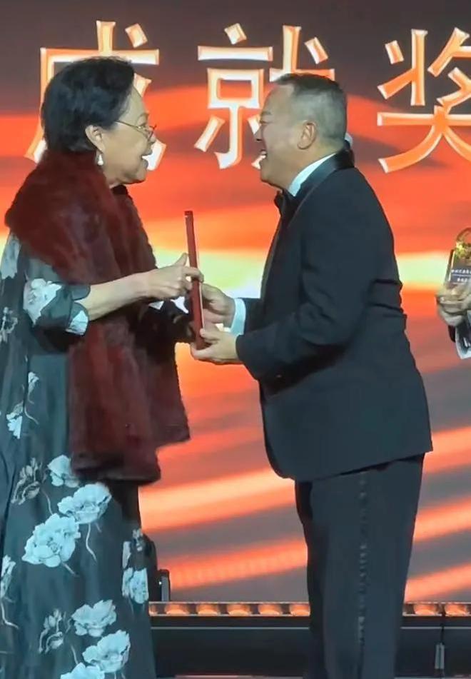 嚼口香糖与金沙总裁骑旋转木马挺幼稚m6米乐曾志伟澳门参加电影节台上(图5)