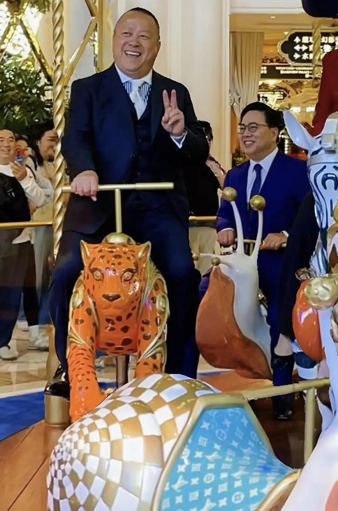 嚼口香糖与金沙总裁骑旋转木马挺幼稚m6米乐曾志伟澳门参加电影节台上(图2)