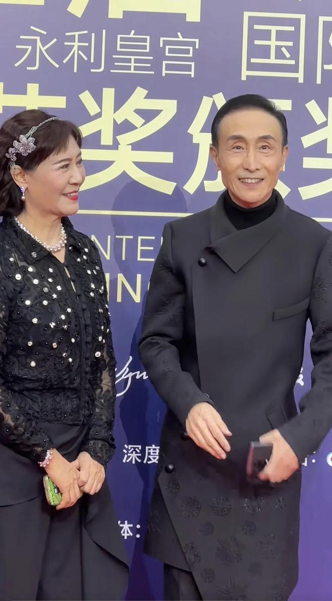 嚼口香糖与金沙总裁骑旋转木马挺幼稚m6米乐曾志伟澳门参加电影节台上