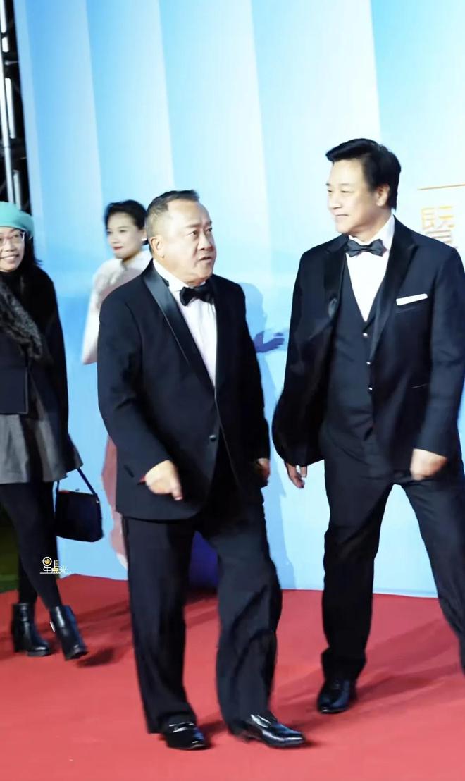 嚼口香糖与金沙总裁骑旋转木马挺幼稚m6米乐曾志伟澳门参加电影节台上(图8)