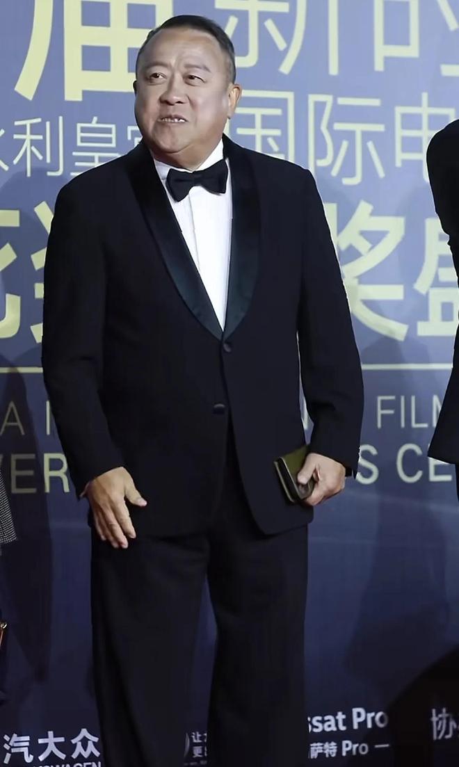 嚼口香糖与金沙总裁骑旋转木马挺幼稚m6米乐曾志伟澳门参加电影节台上(图7)